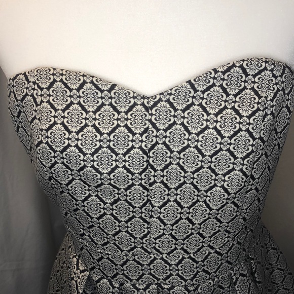 Patterned Tapestry Strapless Dress - Picture 3 of 9